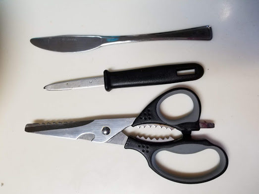 上・普通のナイフ 中・牡蠣ナイフ 下・キッチンバサミ