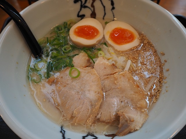 おすすめ 博多豚骨ラーメン 細麺 うまかぞー 大人気 サンポー食品の+