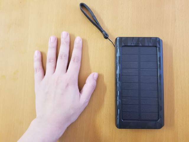 大きさは小さめな女性の手のひらくらい(15.4㎝)