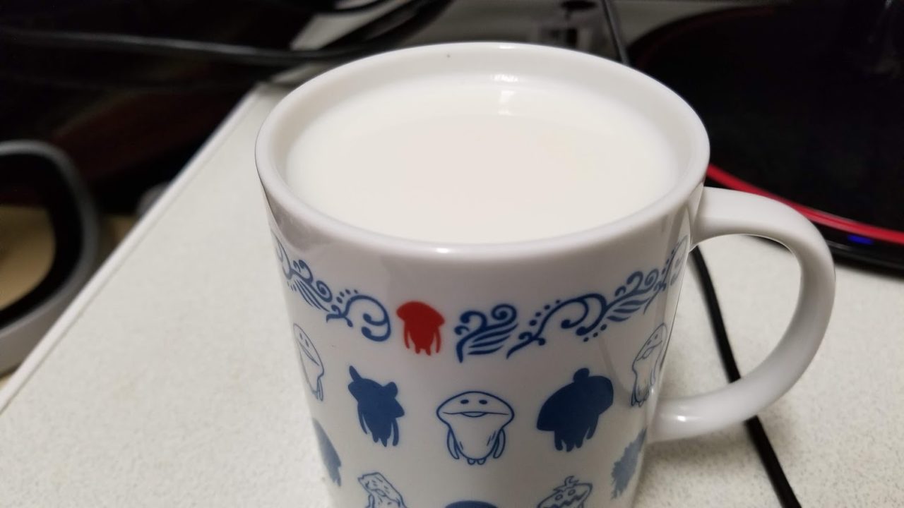 マグカップのホットミルク