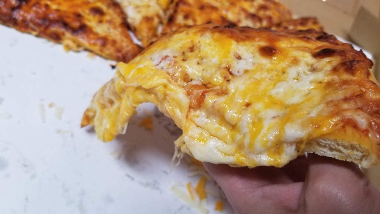 焼いた後のチーズのとろーりピザ